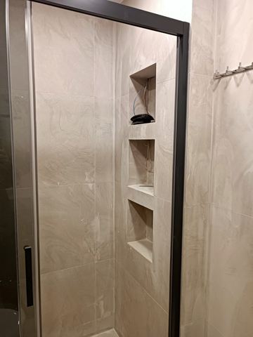 Gardırop içi raf ve ışıklı ayna nişi
