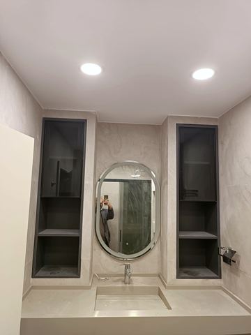 Antrede oval aynalı konsol ve iki yan dolap