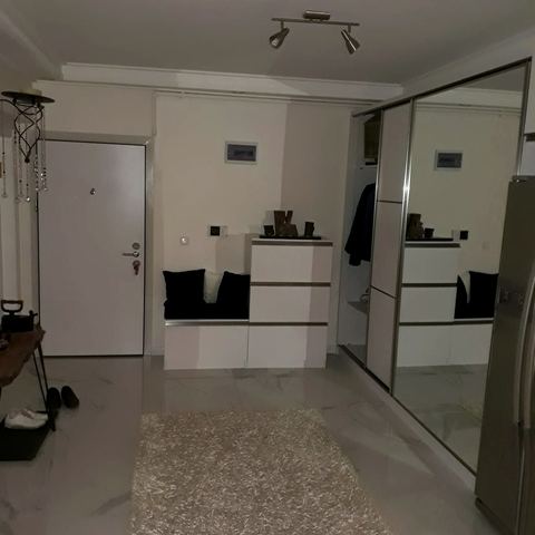 Antrede beyaz vestiyer dolapları ve giriş kapısı