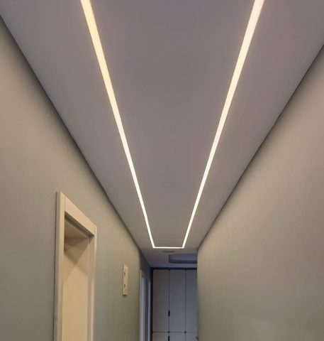 Tavanında çizgisel LED aydınlatma olan koridor