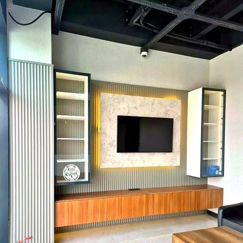 Altın LED çerçeveli mermer TV duvarı ve dikey çıtalı raflar