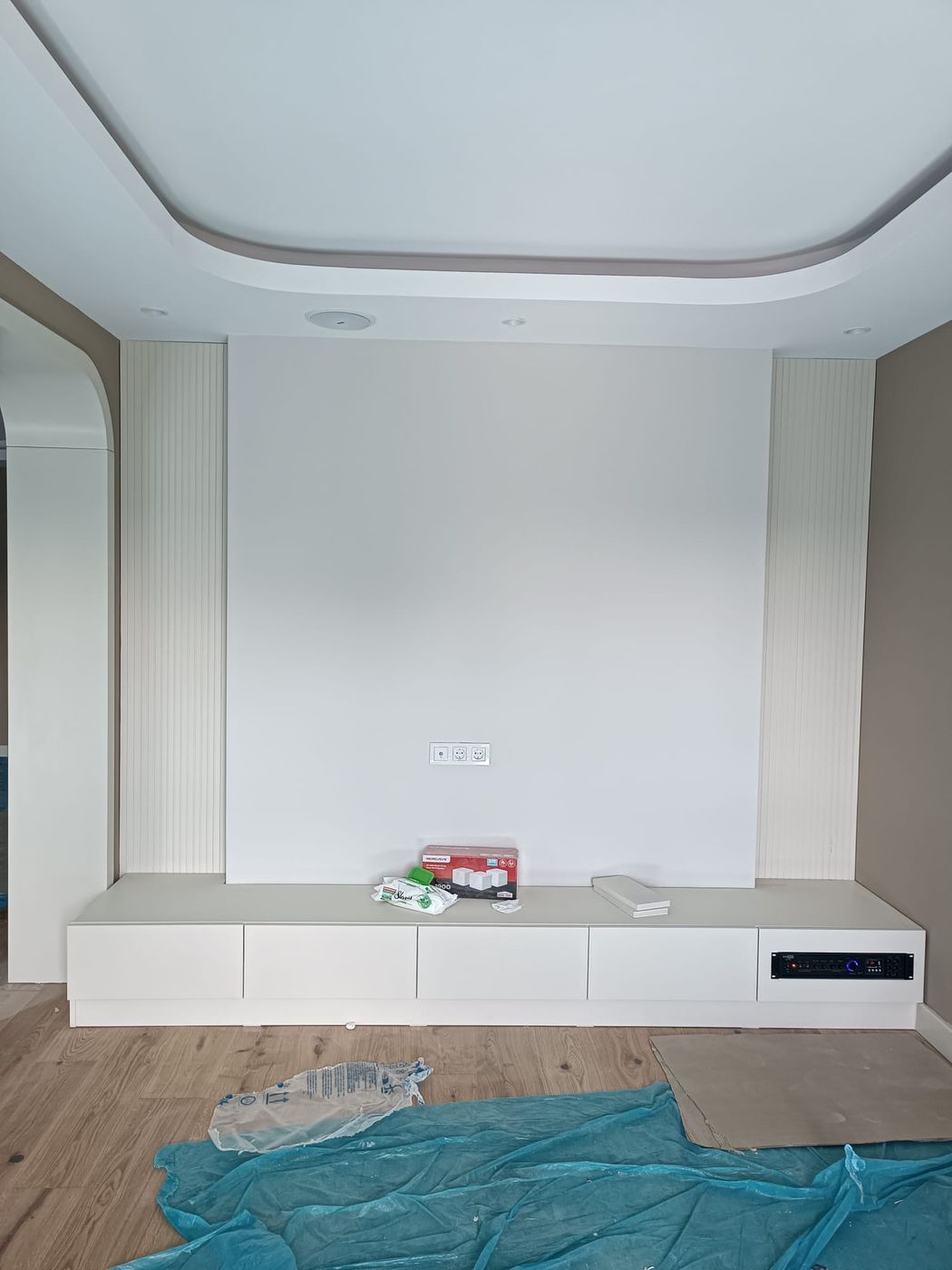 Pencere önü sedirli, kademeli tavanlı oda