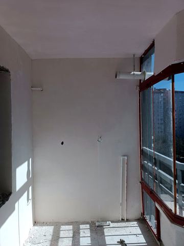 Sıvası yeni çekilmiş, tesisatı görünen boş oda