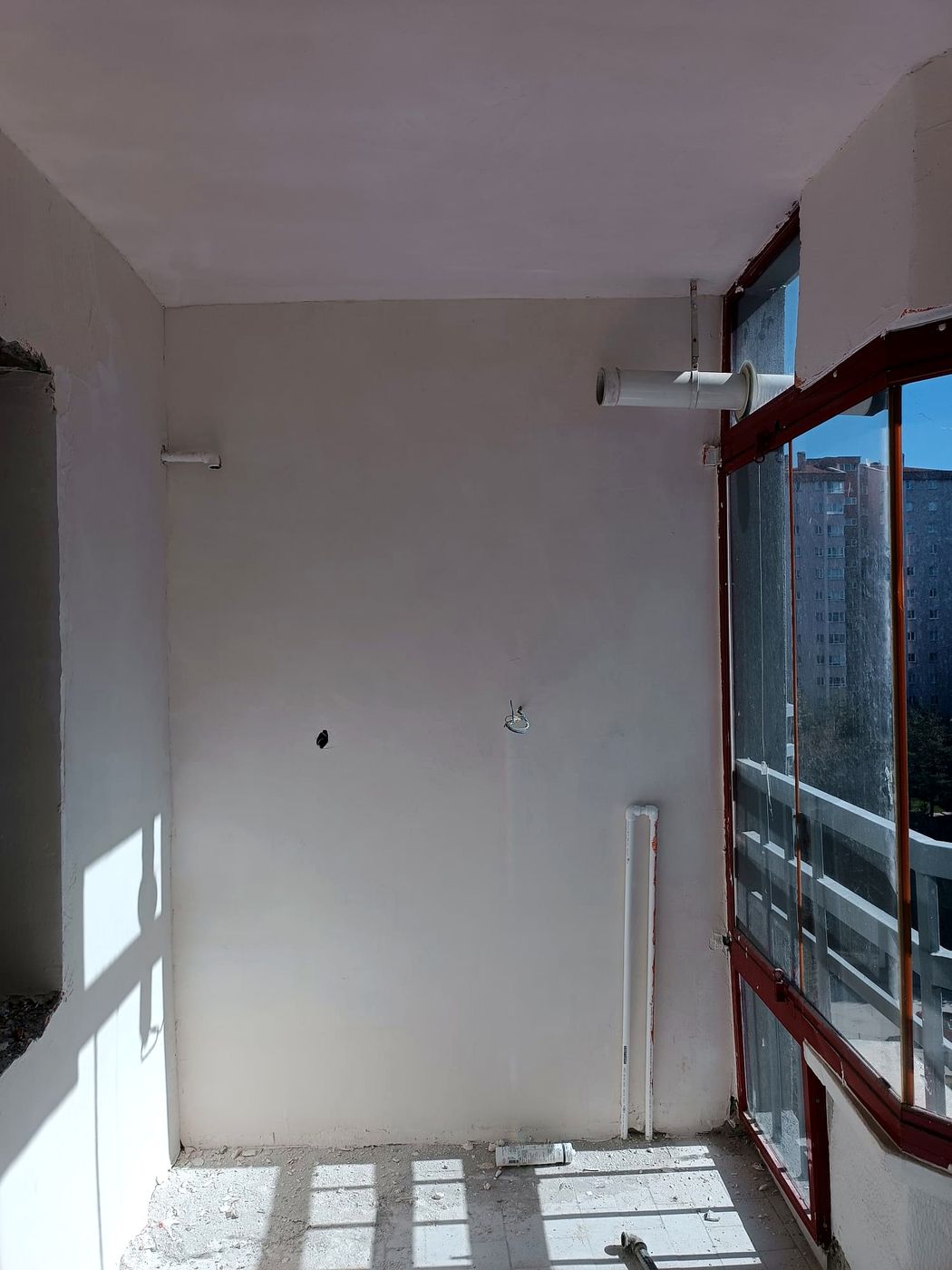 Sıvası yeni çekilmiş, tesisatı görünen boş oda