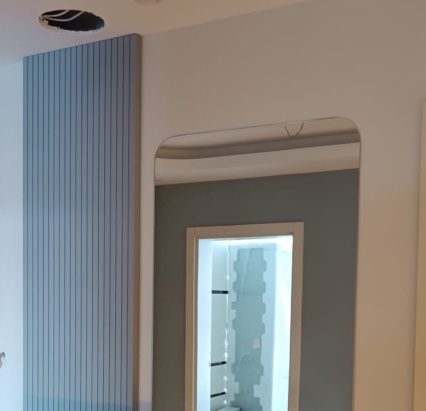 Antrede dikey çıtalı panel ve oval köşeli boy aynası