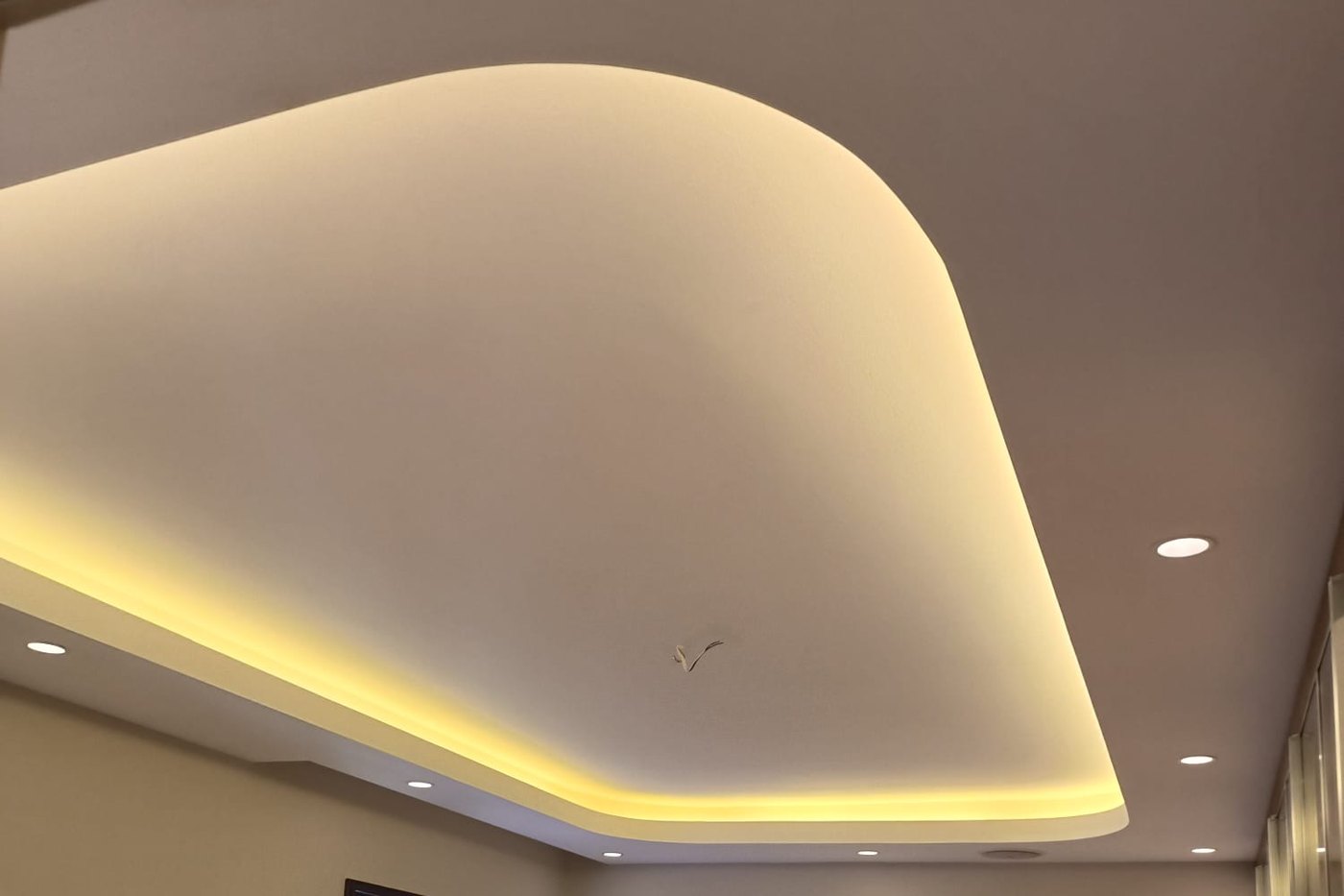 Gizli sarı LED aydınlatmalı kavisli asma tavan